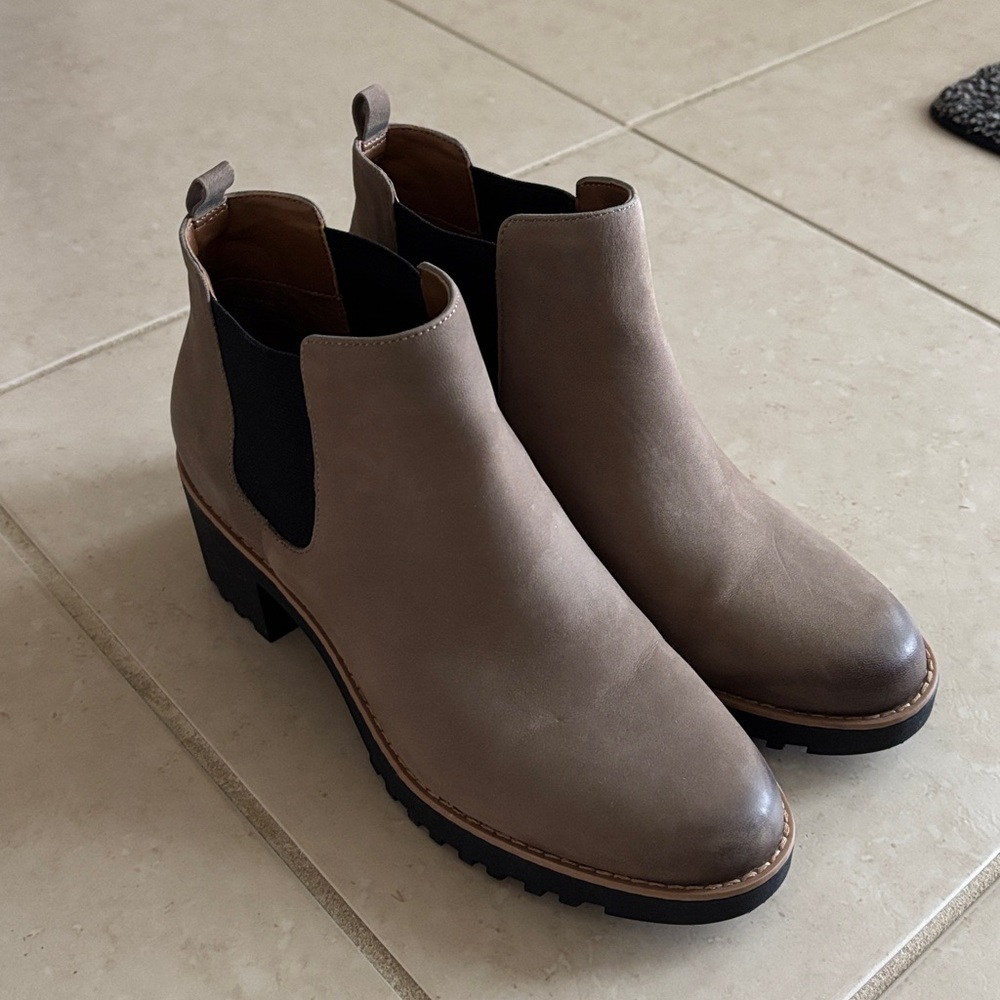 Caslon Joshua water-resistant ankle boots in taupe stone leather
Size 9